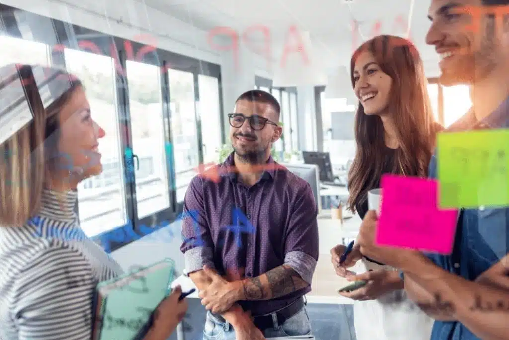 Especialistas en Google Ads optimizando campañas desde ordenador