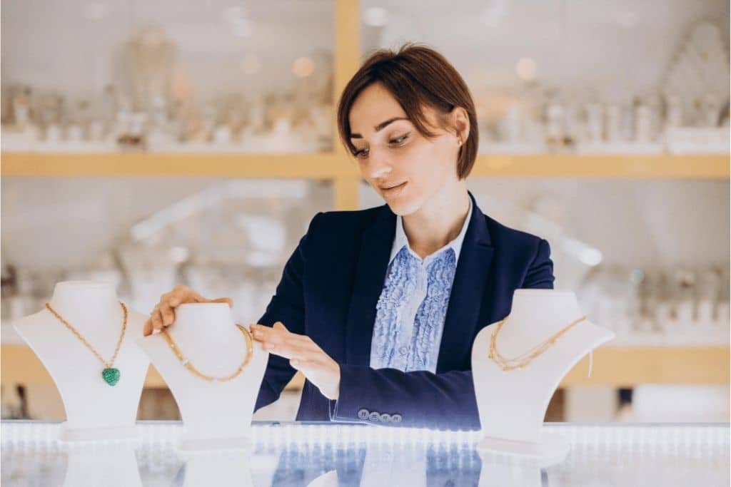 Expositora presentando joyas en un stand de la feria Madrid Joya
