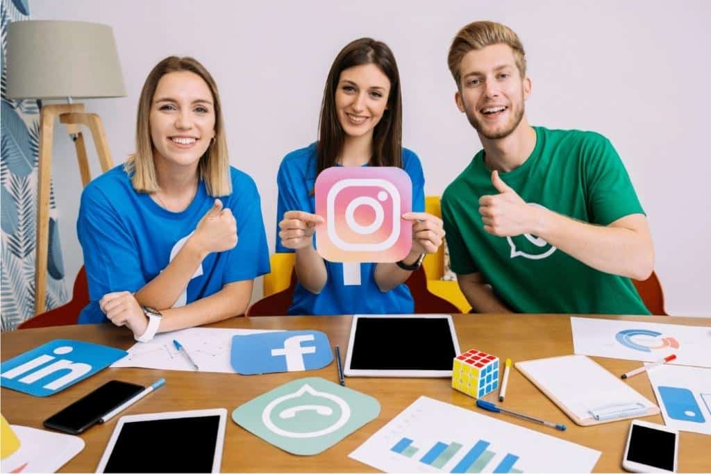 Equipo joven planificando cómo hacer publicidad en Instagram de forma efectiva.