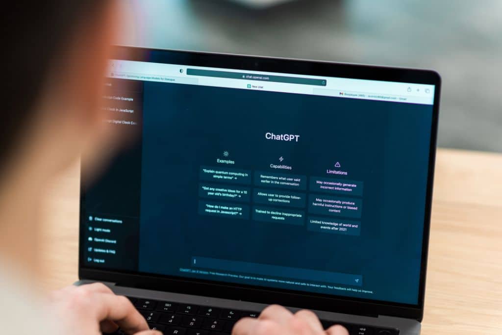 DeepSeek vs ChatGPT: pantalla de ChatGPT abierta en un portátil