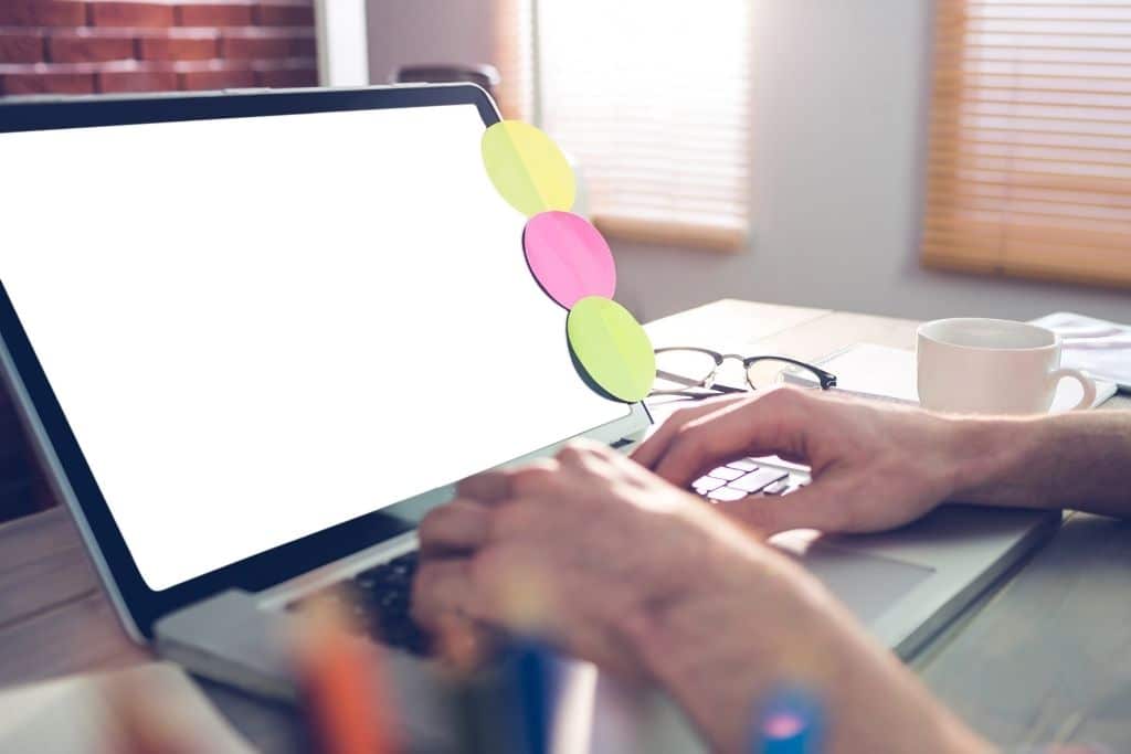 Persona creando una landing page en portátil: cómo hacer una landing page paso a paso