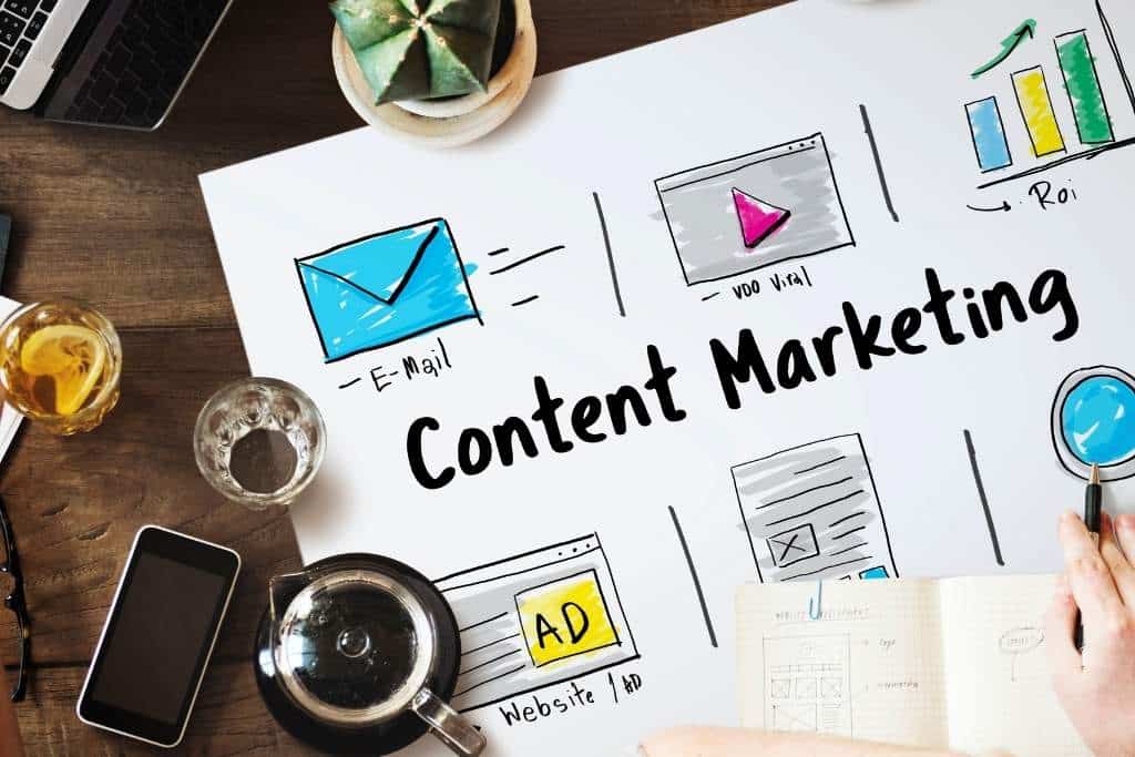 Qué es el marketing de contenidos explicado en una mesa de trabajo