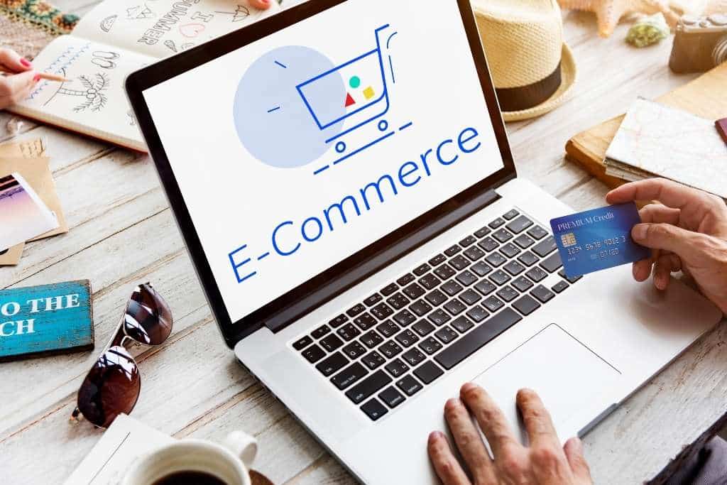 Cómo crear un ecommerce: portátil con pantalla de e-commerce