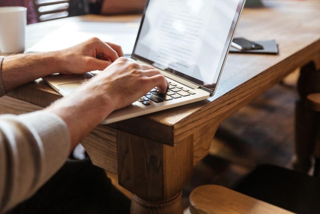 Escritura en ordenador portátil: qué es el copywriting y por qué importa