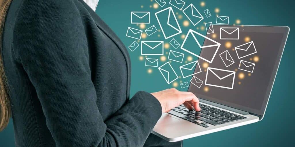 Qué es el email marketing: persona revisando correos en un portátil con herramientas de email marketing y ventajas del email marketing