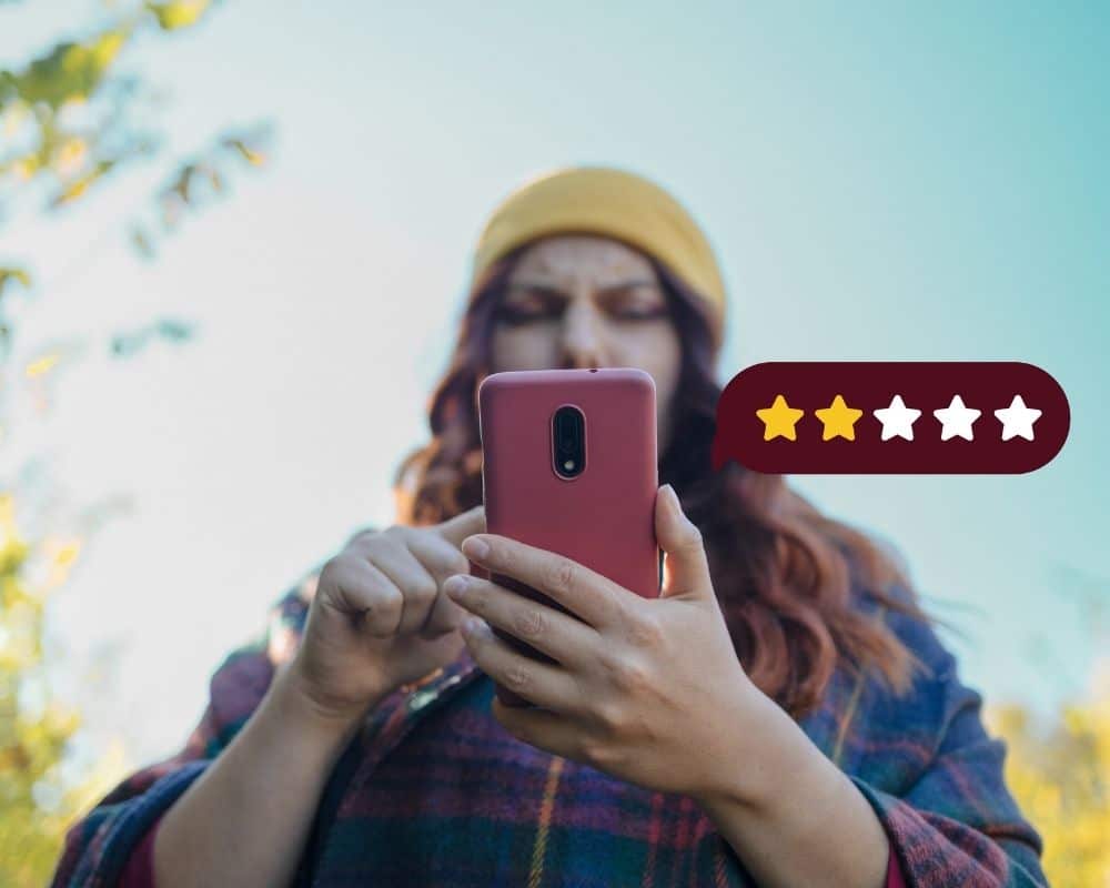 Usuario dejando una reseña negativa de dos estrellas en Google