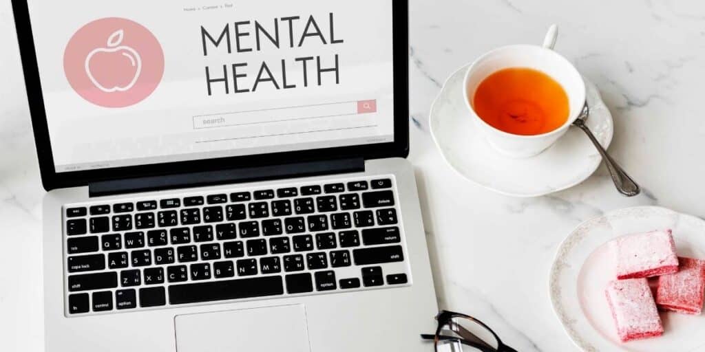 Ordenador con recursos de marketing digital para psicólogos
